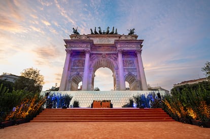 La instalación 'Res Flecto', de Filippo Salerni, en el Arco della Pace de la Piazza Sempione de Milán.