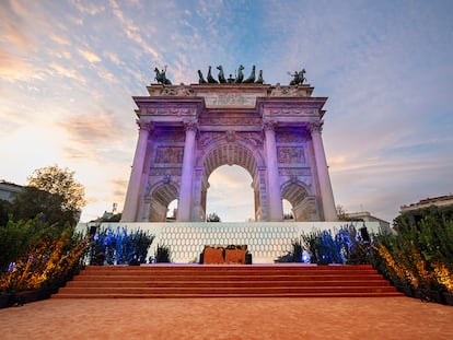 La instalación 'Res Flecto', de Filippo Salerni, en el Arco della Pace de la Piazza Sempione de Milán.