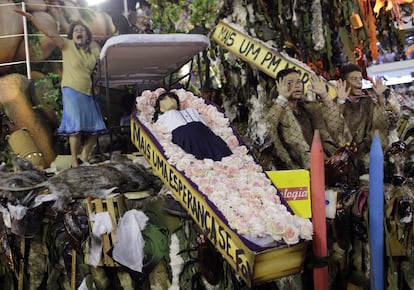 Destaque representa os mortos pela guerra contra o tráfico no Rio.