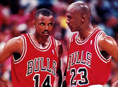 Craig Hodges junto a Michael Jordan, en un partido de los Bulls en 1992