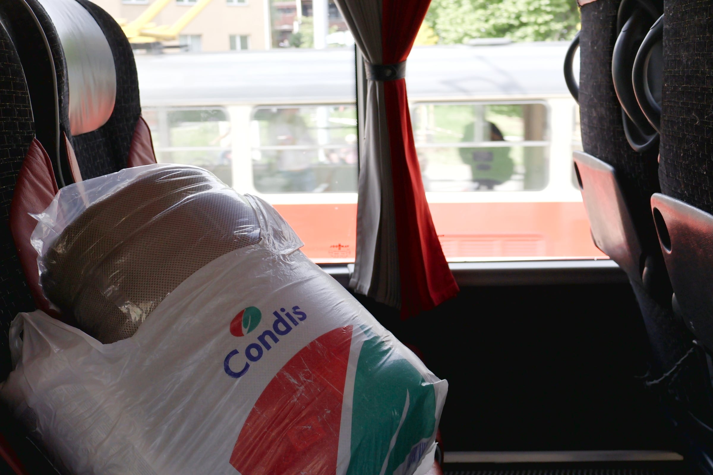 El futón en la bolsa de Condis.
