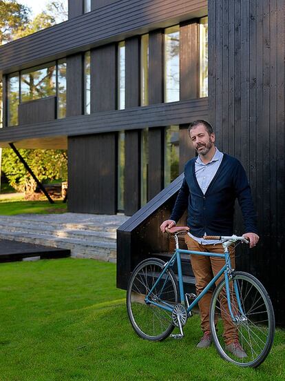 El arquitecto posa frente a la entrada de su vivienda.