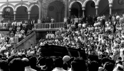 El féretro del torero Francisco Rivera, Paquirri, en la plaza de la Maestranza en Sevilla, en 1984.