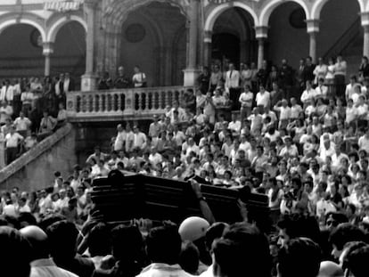 El féretro del torero Francisco Rivera, Paquirri, en la plaza de la Maestranza en Sevilla, en 1984.