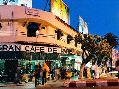 En el legendario Café de París, los tangerinos se sientan a ver al que pasa o a leer la prensa. Aquí estuvo Paul Bowles, Truman Capote, los Rolling Stones o Paul Morand.