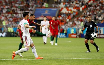 El portugués Ricardo Quaresma marca el primer gol del partido contra Irán.