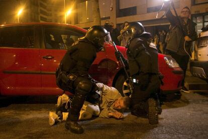 Officers from the Mossos d´Escuadra detain a protester during the demonstrations against the arrest of Carles Puigdemont.