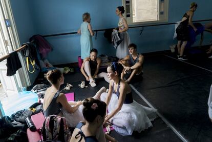 Descanso durante el ensayo de Giselle de la última temporada. Al fondo, Viengsay Valdés conversa con la maître Maria Elena Llorente (de espaldas).