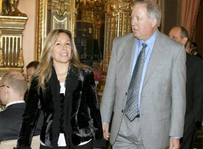 Trinidad Jiménez y Thomas Shannon, poco antes de comenzar el coloquio de este viernes en la Casa de América de Madrid.