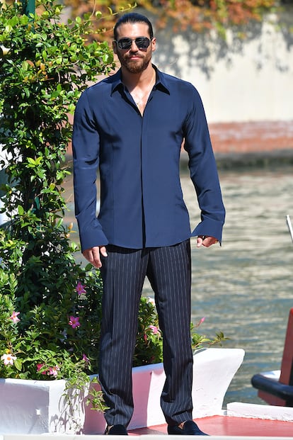 El actor turco Can Yaman ha llegado a Venecia vestido de Dolce & Gabbana.