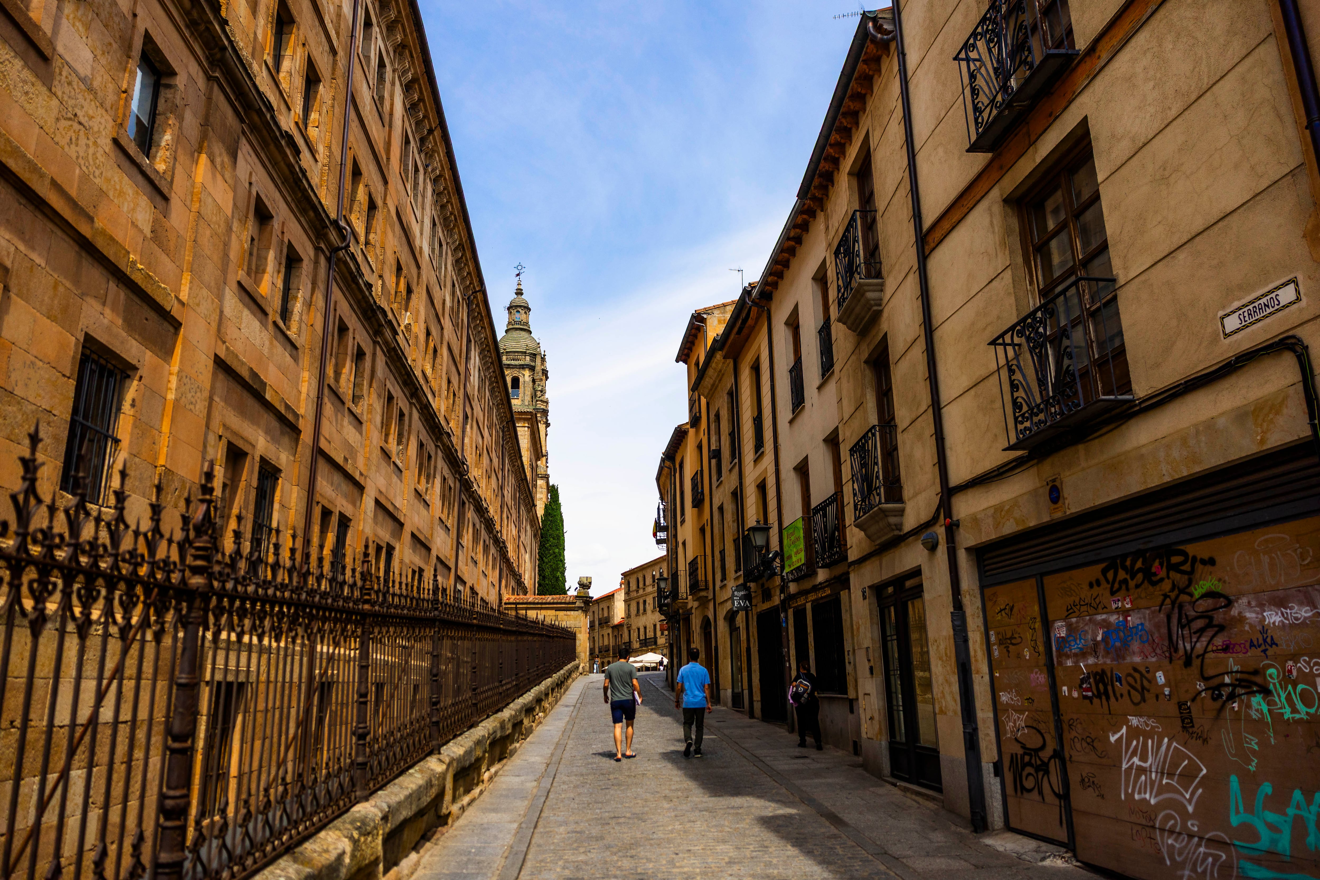 Una de las calles salmantinas en las que se puede apreciar la piedra de Villamayor.