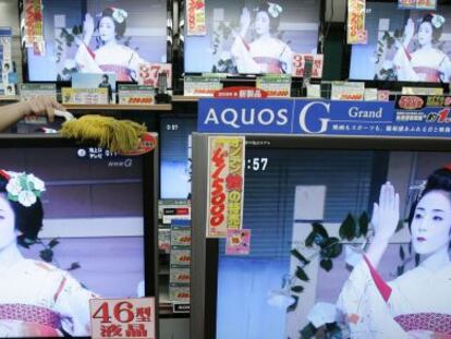 El consumo, como los productos de esta tienda de electrónica en Tokio, puede frenarse con la subida del IVA en abril.