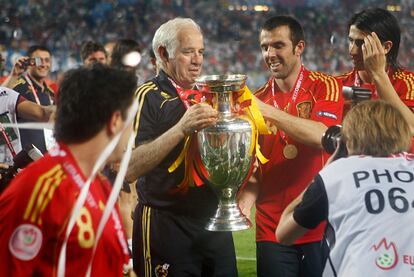 Xavi Hernández contempla a Luis Aragonés, un técnico fundamental para su carrera, mientras recoge la Eurocopa alcanzada en 2008 ante Alemania.