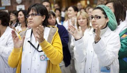 Protesta de sanitarios de la 'marea blanca' en un hospital de Cataluña.