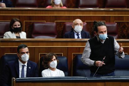 Pablo Iglesias interviene en la sesión de control con Carmen Calvo y Pedro Sánchez a su lado.