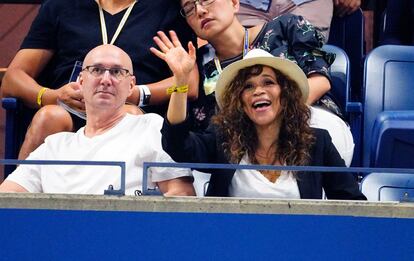 El diseñador gráfico Eric Haze y la actriz Rosie Perez, animando a Rafael Nadal en el US Open en Nueva York.