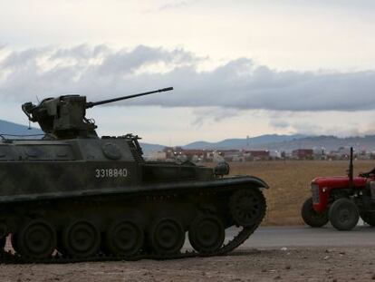 Un tanque vigila el penal del Altiplano, donde se encuentra 'El Chapo.