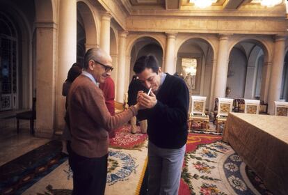 Junio de 1977. El general Manuel Gutiérrez Mellano prende el cigarrillo del presidente del Gobierno, Adolfo Suárez, en el palacio de La Moncloa antes de la misa del domingo.