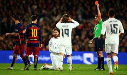 Hernández Hernández muestra la roja a Ramos.