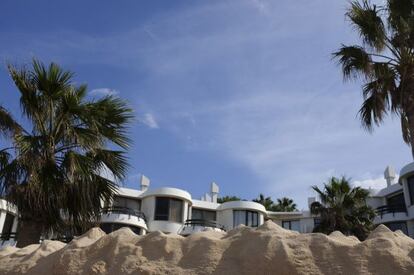 Les dunes entren en una casa de la urbanització de son Parc.