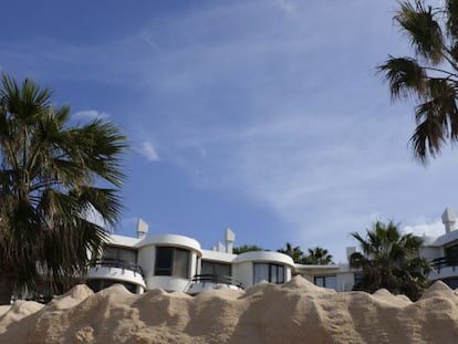 Les dunes entren en una casa de la urbanització de son Parc.