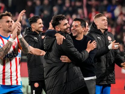 Michel celebra con el centrocampista Iván Martín, la victoria de su equipo ante el Atlético.