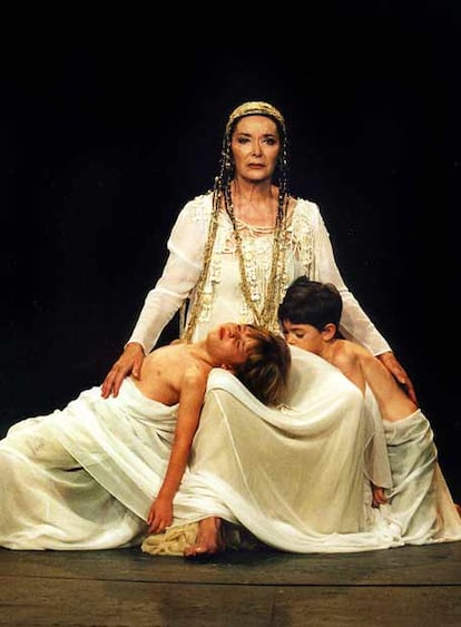 Núria Espert, en su adaptación de Medea de 2001.