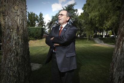 Stefano Manservisi, director general de Cooperación de la Comisión Europea en los jardines de la Moncloa.