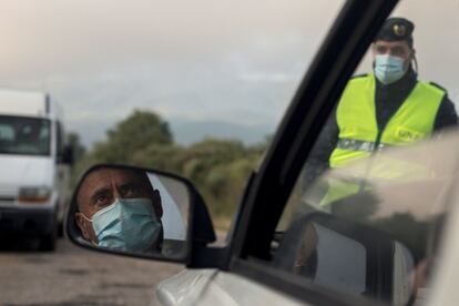 Entre Calvos de Randín (Ourense), conocido como el congelador de Galicia por sus bajas temperaturas, y Tourém, una freguesía portuguesa del Ayuntamiento de Montalegre, se han disipado las fronteras que impuso la pandemia. Solamente los lunes y jueves, durante cuatro horas. En la imagen, un conductor en el control de acceso de la Guarda Nacional Republicana en la frontera hispano-lusa en Calvos de Randín (Ourense).