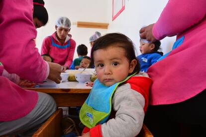 En los centros, la filosofía es la misma que las facilitadoras aplican en las casas, potenciar el juego y la conversación para que, junto a una alimentación equilibrada, los niños con menos recursos de Perú no tengan todavía más desventajas que las que supone la falta de dinero.