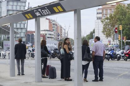 Un grup de viatgers espera en una parada de taxis a Barcelona.