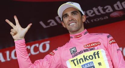 En el podio de Sestriere, Contador muestra tres dedos, como los tres Giros que mantiene que ha ganado.