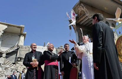 El Papa suelta una paloma blanca en la plaza de Hosh al Bieaa, este domingo en Mosul. El Pontífice ha visitado la ciudad iraquí en ruinas donde se proclamó el califato del Estado Islámico en 2014 y en la que apenas quedan algunas familias cristianas.