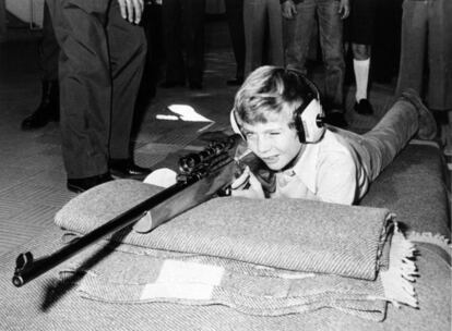 El príncipe Felipe de Borbón, con cascos en la galería de tiro de la Escuela Politécnica Superior del Ejército. Sin fecha y autor desconocido.