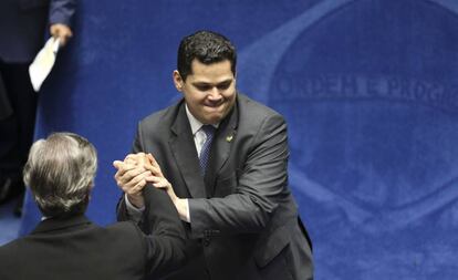 Davi Alcolumbre é cumprimentado no plenário do Sendo.