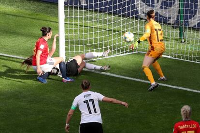 La jugadora alemana, Sara Daebritz, anota el primer y único tanto del partido.