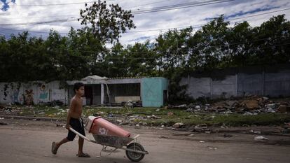 Un niño empuja una carretilla en la comunidad de Cidade de Deus en Río de Janeiro (Brasil).