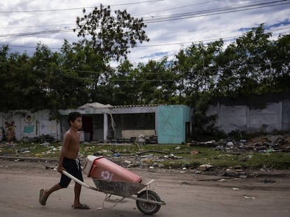 Un niño empuja una carretilla en la comunidad de Cidade de Deus en Río de Janeiro (Brasil).