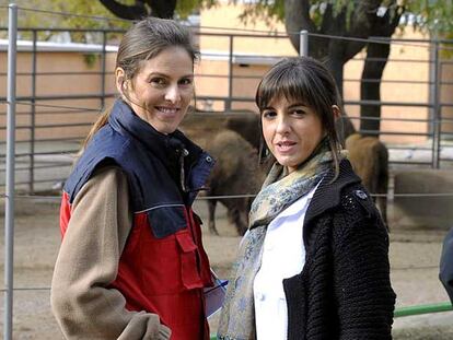 Mònica López, a la izquierda, y Llum Barrera, en la serie <b><i>Zoo.</b></i>