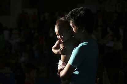 Celebramos el Día del Padre con una selección de imágenes donde los papás son los protagonistas. En la imagen, una niña filipina juega con su padre en un centro de evacuación temporal en Manila (Filipinas), el 4 de marzo de 2015.