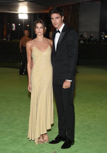 La modelo Kaia Gerber ha posado junto a su novio, el actor Jacob Elordi, oficializando su relación. Ambos han acudido a la gala vestidos de Celine para la ocasión.
