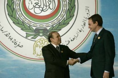 El presidente argelino, Abdelaziz Buteflika, da la bienvenida a Rodríguez Zapatero en la sesión de apertura de la cumbre de la Liga Árabe.
