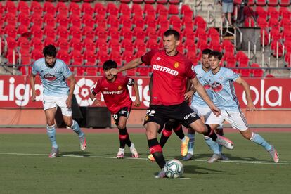 Budimir marca de penalti el 1-0 durante el encuentro entre el Mallorca y el Celta.