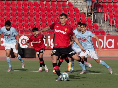 Budimir marca de penalti el 1-0 durante el encuentro entre el Mallorca y el Celta.