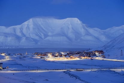 Longyearbyen, donde transcurre la trama del thriller ártico Fortitude, se encuentra situada en la isla principal, Spitsbergen, a unos 1.500 kilómetros del Polo Norte, lo que la convierte en la ciudad poblada más septentrional del planeta.