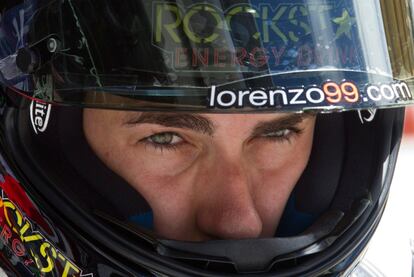 Jorge Lorenzo se prepara para entrenar con su nueva Yamaha en Sepang.