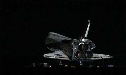 El transbordador espacial 'Endeavour' avanza sobre la pista del Centro Espacial Kennedy, tras su aterrizaje, con el que ha concluido su última misión.