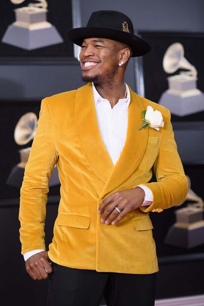 Ne-Yo desfió la mala suerte eligiendo una chaqueta de terciopelo amarillo de Grayscale.