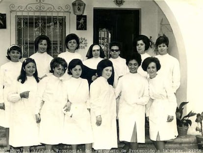 Un grupo de internas en un Patronato de Protección de la Mujer, en una imagen del archivo de la Junta de Andalucía.