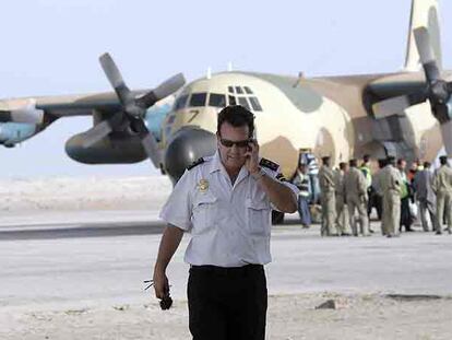 Luis Mayandía, agregado de la Embajada en Nuakchot, junto al avión con inmigrantes subsaharianos en el aeropuerto de Nuadibú.